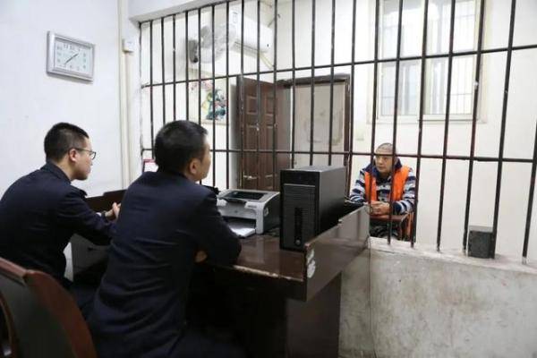 起底重庆黑老大王平卷款跑路17年保护伞想培养他当警察