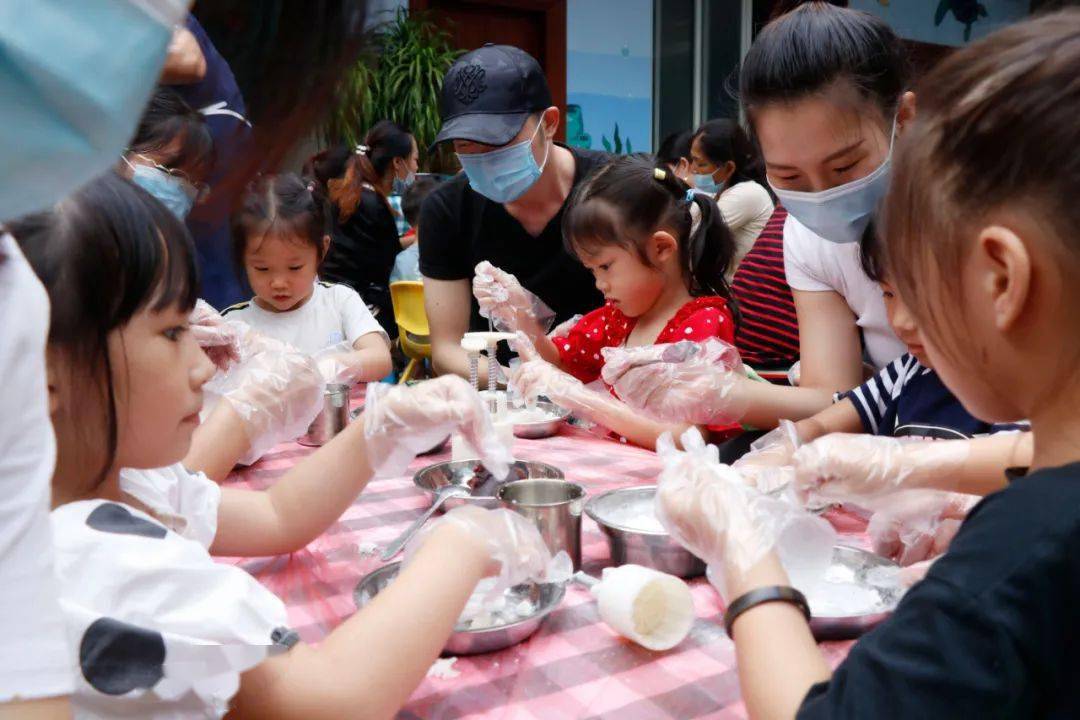 贝贝佳幼儿园大班组亲子手工月饼制作活动