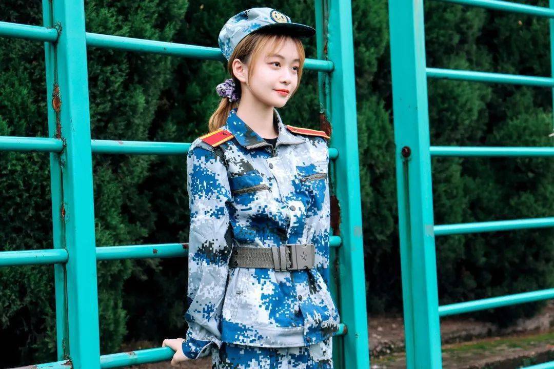 新生街拍 | 这身军训服,不得不爱!
