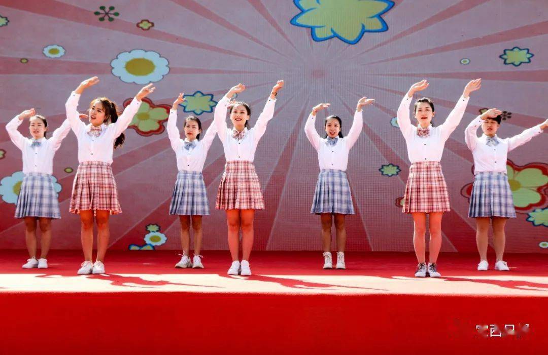 手语舞《你笑起来真好看》女生独唱《中国青年志愿者之歌》诗朗诵