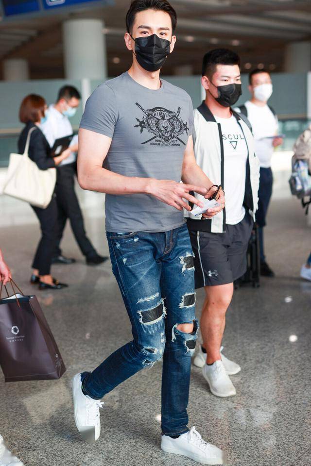 经超一袭灰色紧身短袖大秀腹肌,大长腿气场很强_新片