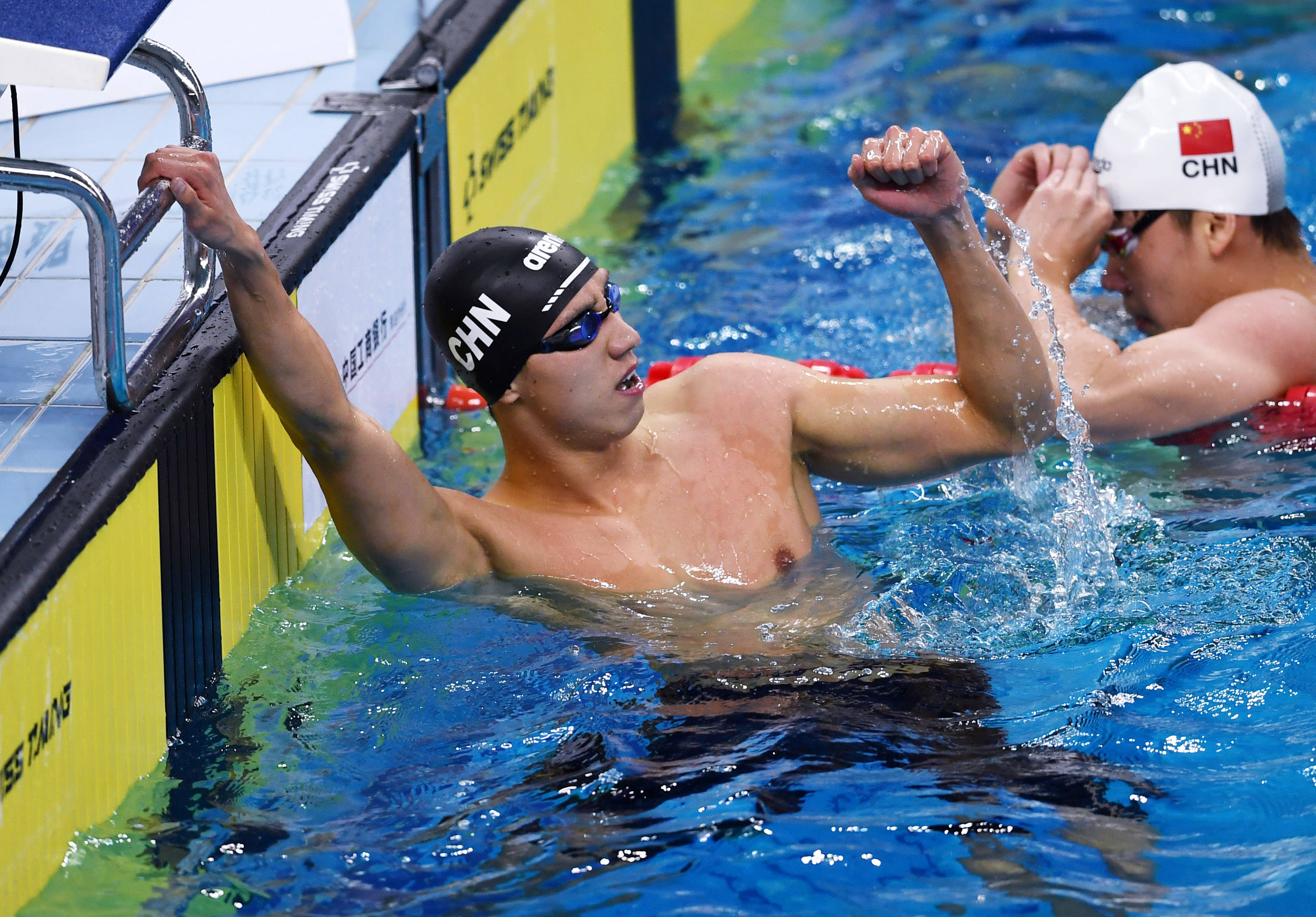 游泳全国冠军赛侯钰杰获男子100米自由泳冠军