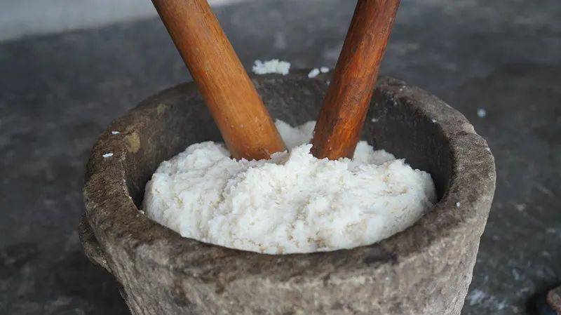 打糍粑次日一早,黄朝勇在柴火灶的大锅中放入甑子,再将泡软的糯米倒入