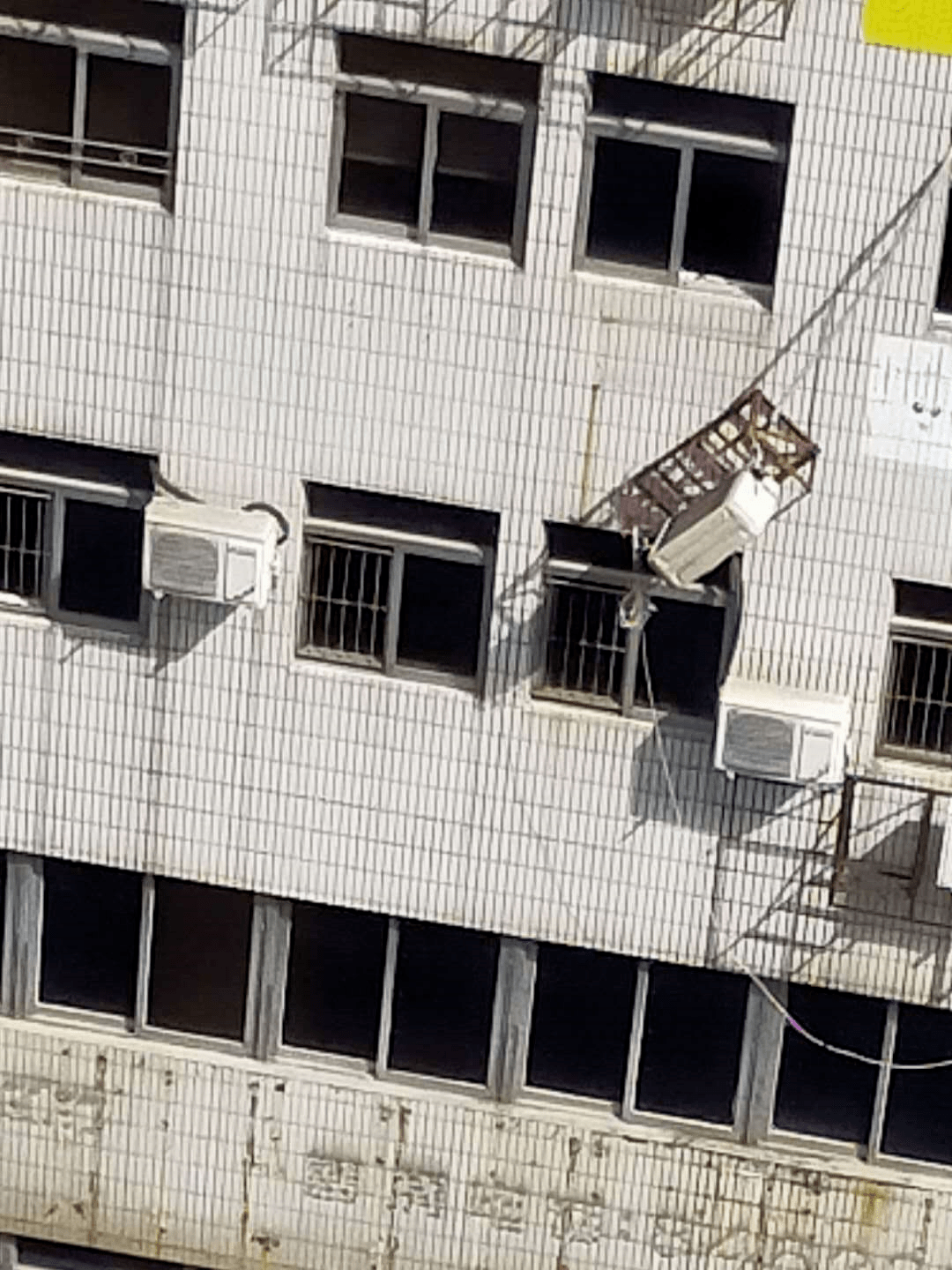 官方通报潮汕一空调拆卸工人从6楼坠下倒在血泊中