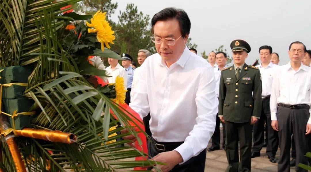 我县开展烈士公祭活动