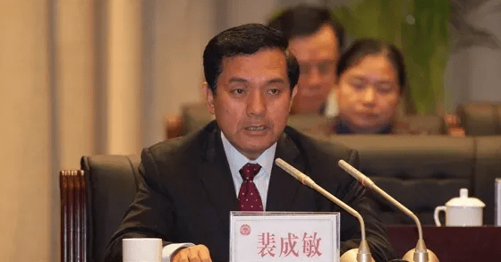 曾任海南省农垦总局(总公司) 党委委员,副局长(副总经理)