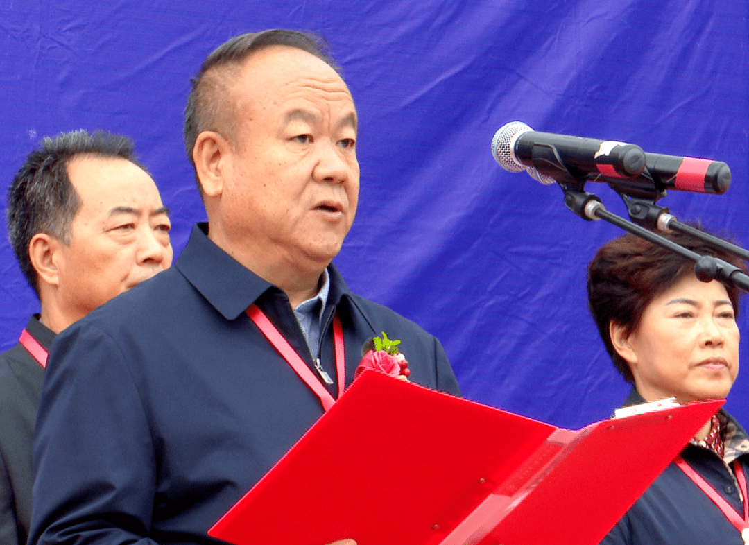 张昉在致辞中说,近年来,市委,市政府坚持把产业扶贫作为脱贫攻坚的