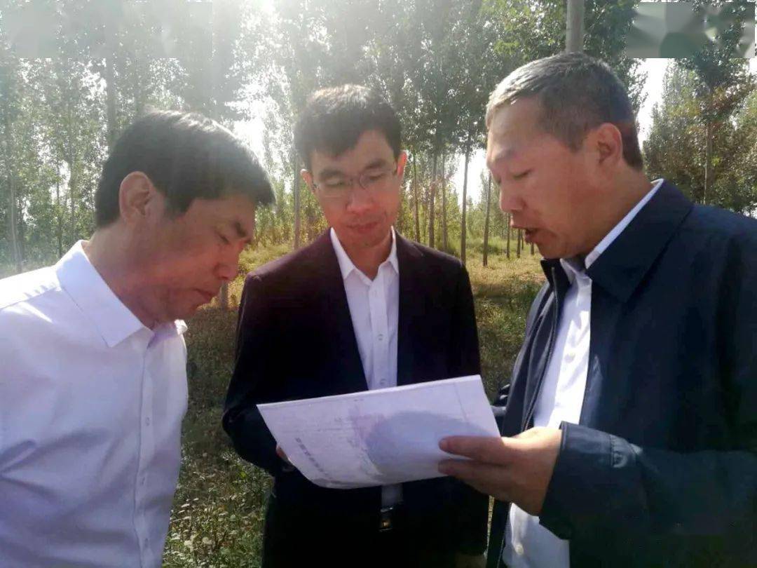 石瑞发一行先后深入到蒋坊乡前郭村畜禽养殖废弃物资