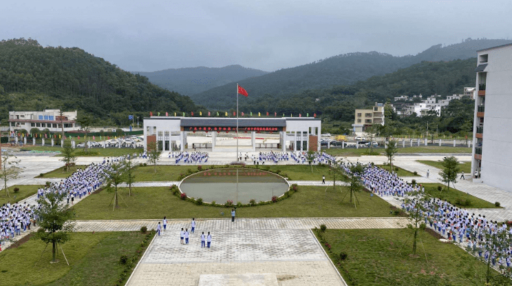 广信中学县领导何军红,县教育局主要负责人,封开县江口中学班子成员及