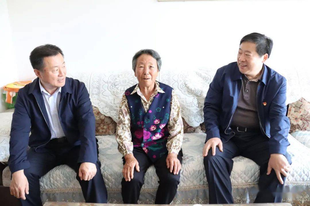 县委书记李德明,县委常委,宣传部部长周艳春及相关部门负责同志参加