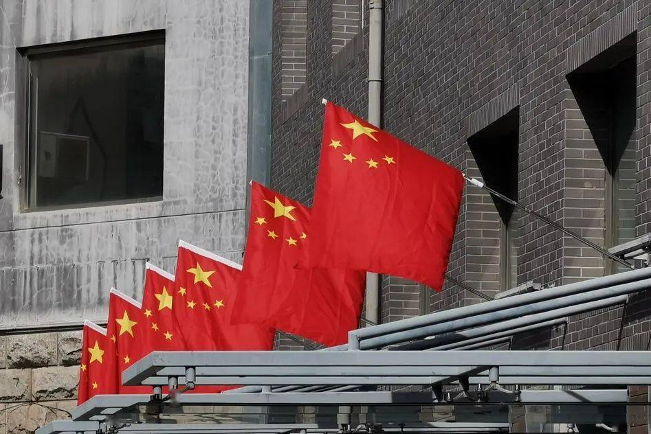 国旗飘扬欢庆双节,海淀街道尽显中国红