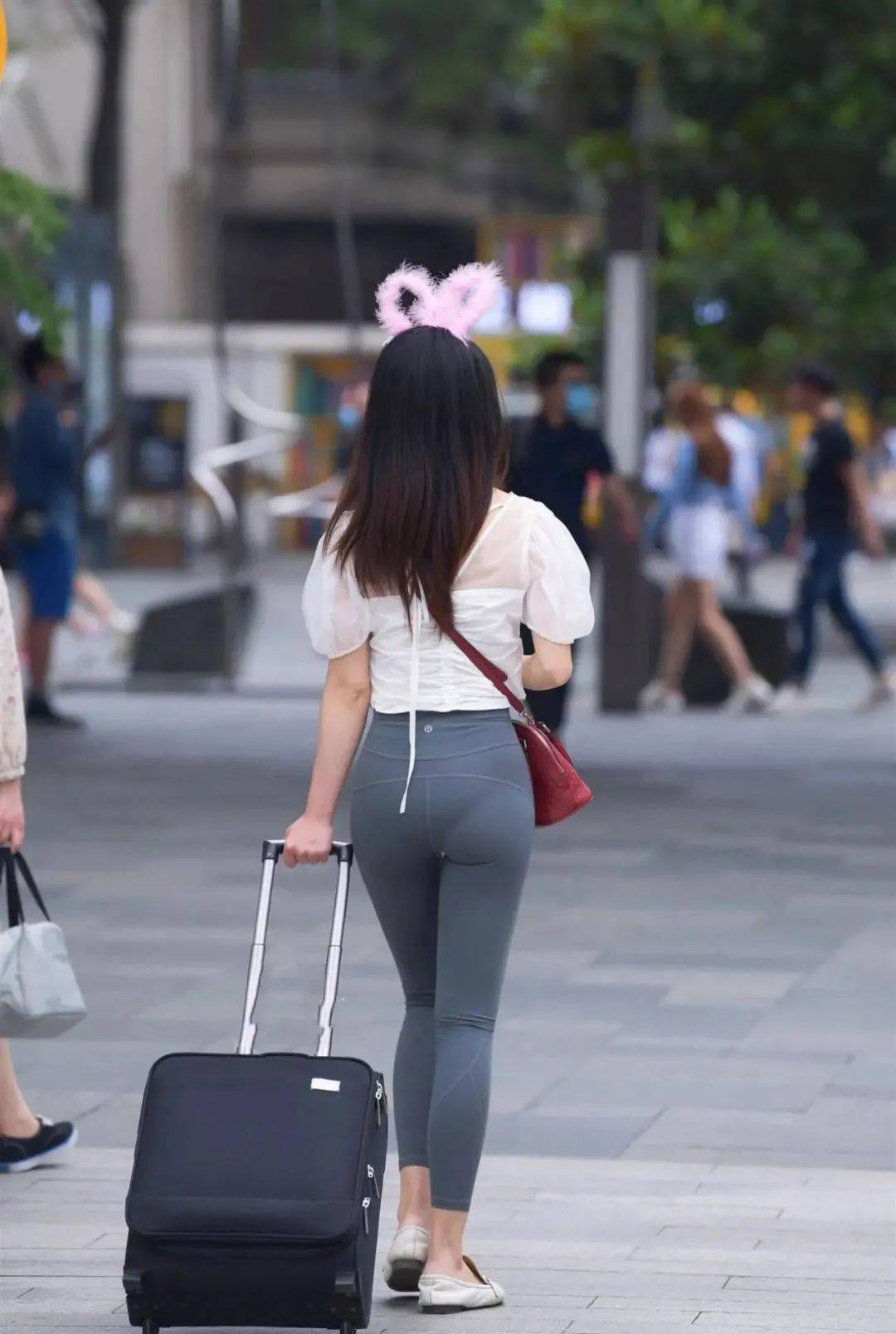 小姐姐戴"兔耳"发夹出门!白色衬衫搭配鲨鱼裤清爽减龄,戴墨镜气场十足