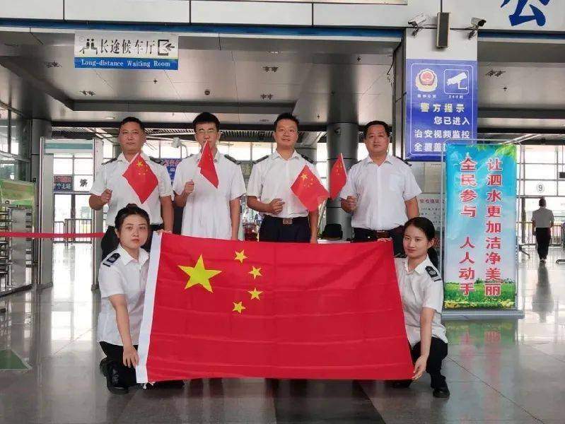 我和国旗合个影 | 风雨不能使之褪色,我挚爱的中国红