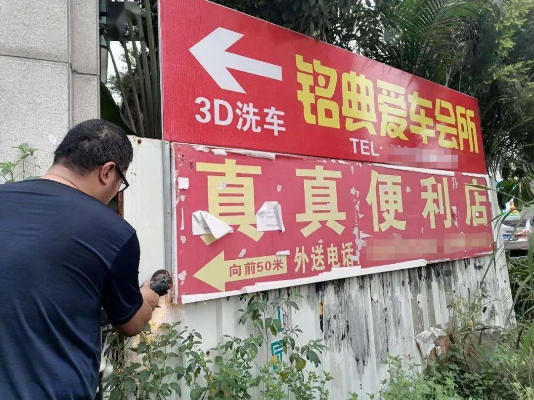 记者数了一下,有近20块的小广告牌"寄生"在路边的灯杆上