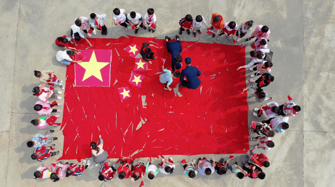 邢台新河消防员和小学生用红领巾拼国旗迎国庆