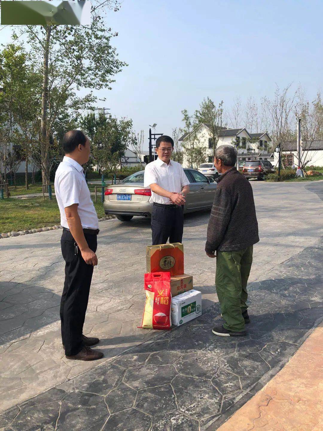 9月30日上午在中秋国庆两节即将来临之际市台办深入耿车镇刘圩村