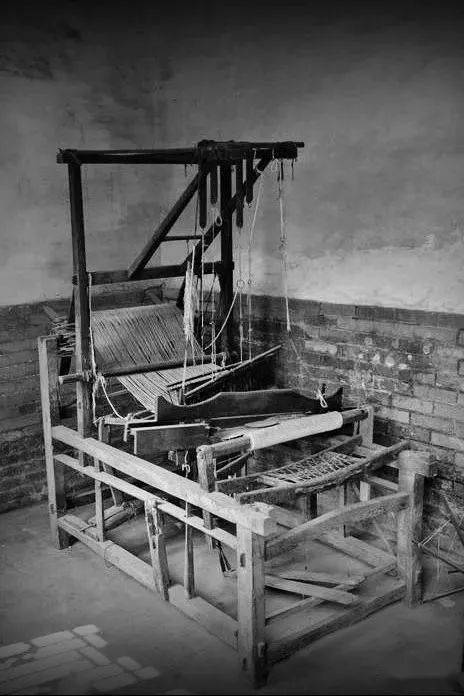 老屋的织布机和纺线车是我难忘的乡愁我的老屋现在还保存着一台织布机