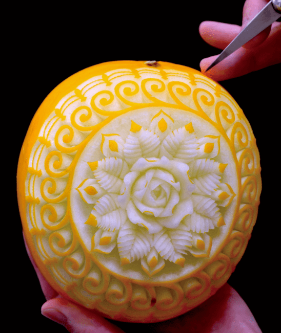 日本网友把水果雕刻成艺术普通的水果变成了吃不起的样子