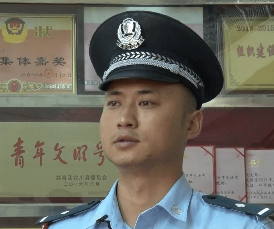 升国旗,唱国歌,宾川县公安局部分民警与当地干部群众一起,饱含了官兵