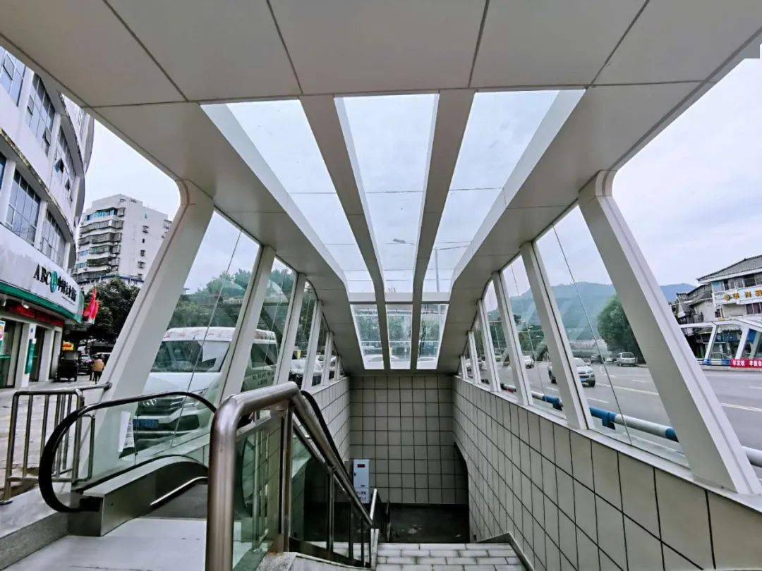 通了万州大型地下通道正式投入使用方便数十万人