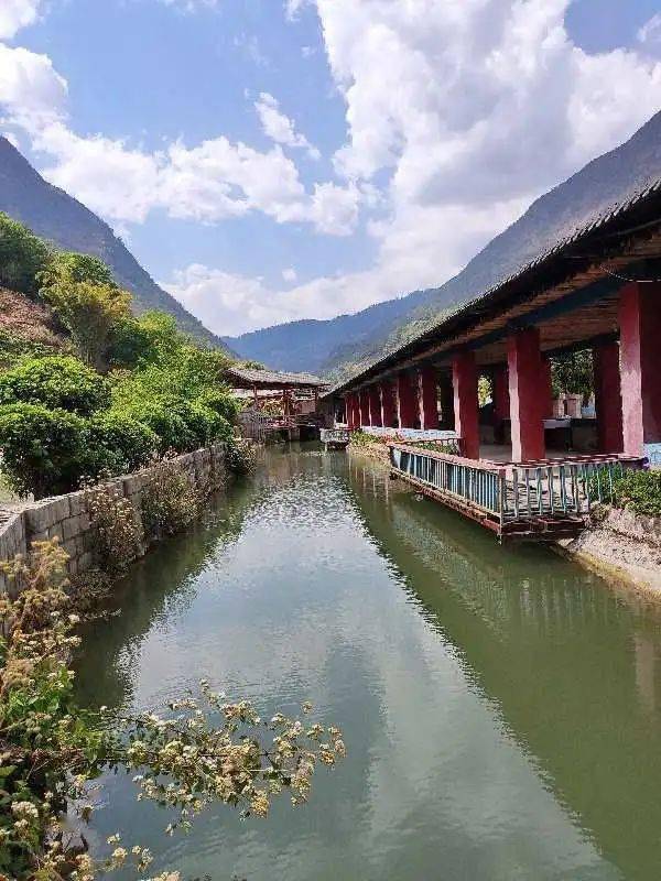 还有天然含盐温泉,让你除愁涤虑,祛寒健身…山水盐泉度假村位于盐边