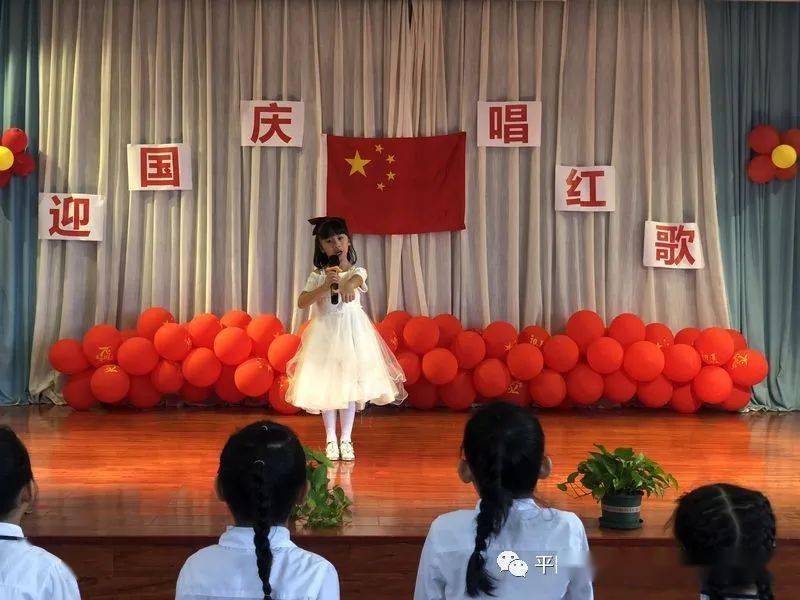 孩子们亲手制作五星红旗,演唱了歌颂祖国的儿童歌曲,并穿上各民族服饰