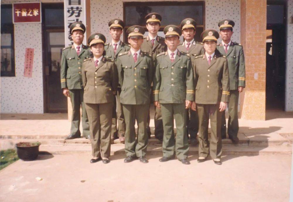 1993年,身穿89式制服的民警1994年,身穿制服的民警在训练身穿第一代99