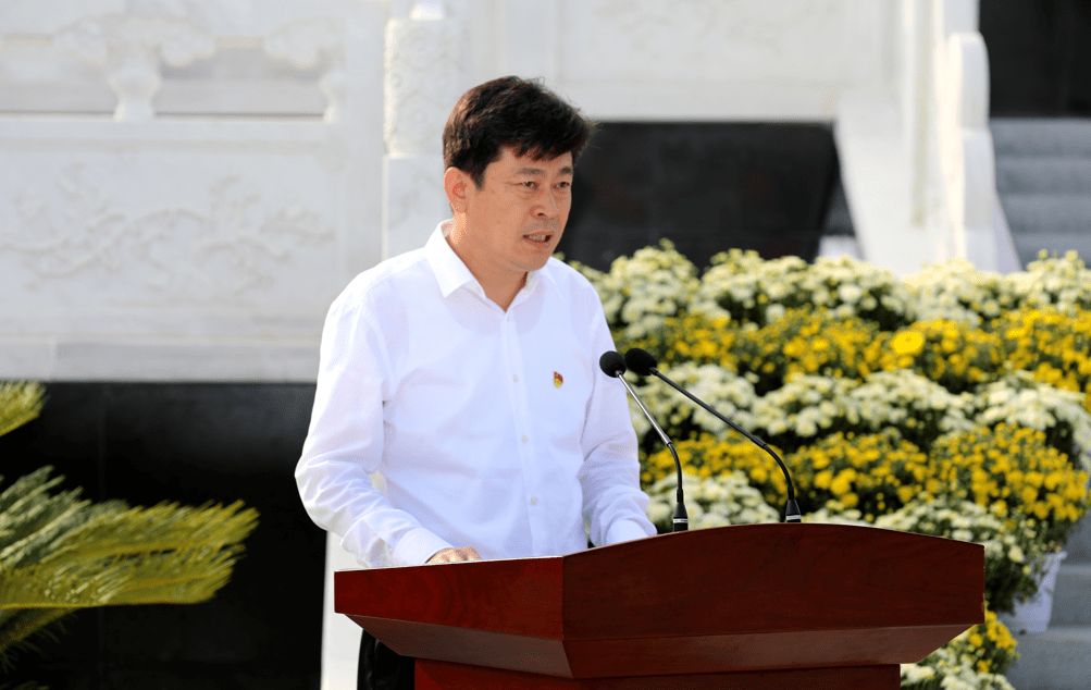 李哲主持公祭活动