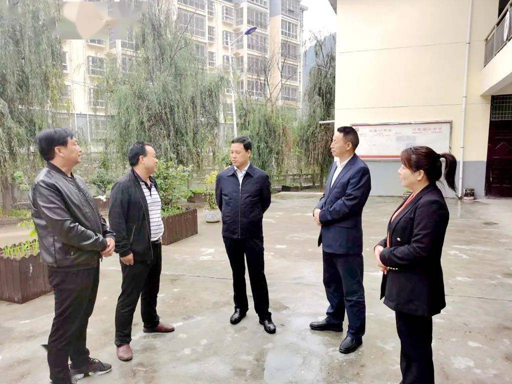 9月30日,县委书记陈璇轻车简从,深入红岩寺镇督导检查脱贫攻坚工作.
