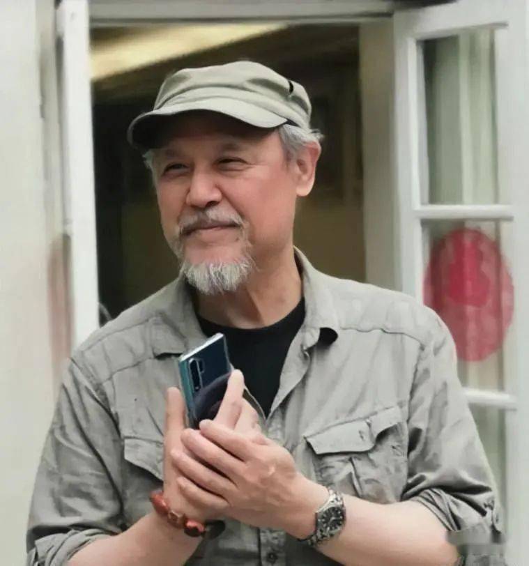 达式常胡子全白依旧帅气穿格子衬衫配白裤清爽精神老了更时髦