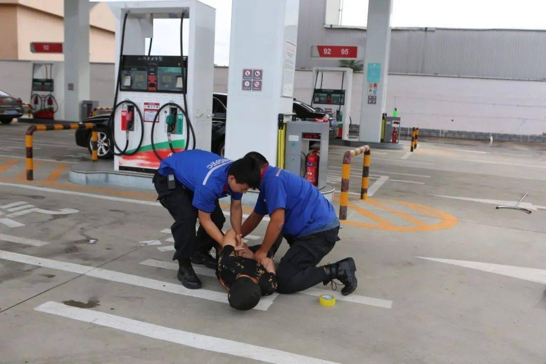 关注加油站遭恐怖分子劫持爆炸不别怕这是反恐演练