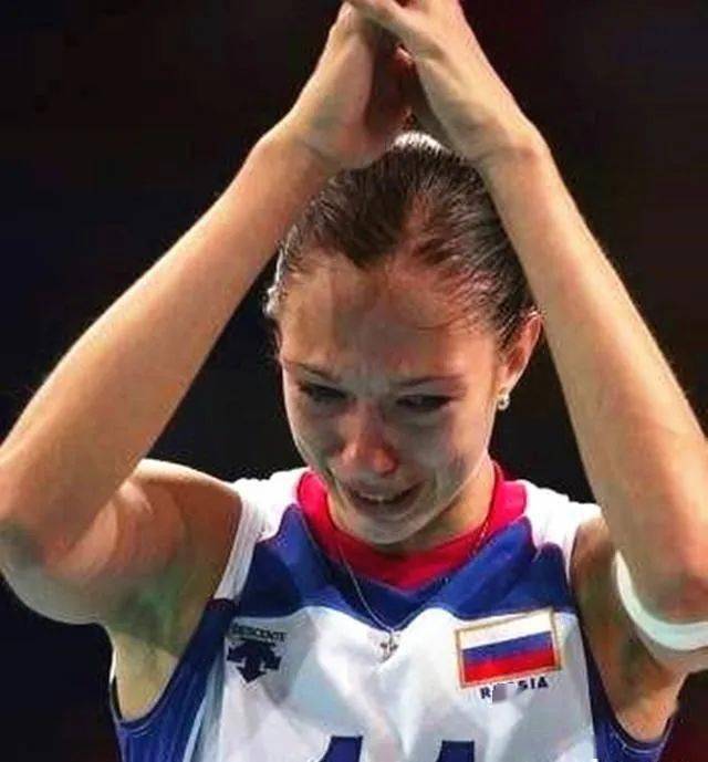 许多人是第二天早晨看到加莫娃脸上奔涌的泪水,才惊喜莫名地反应过来