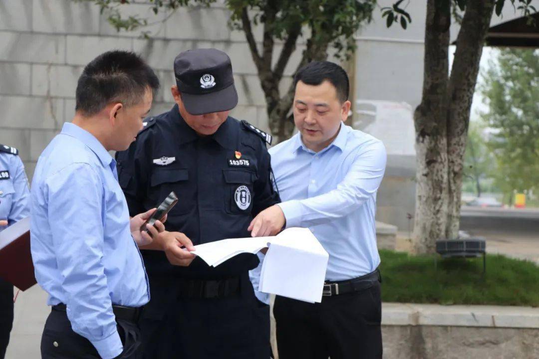 督导值班工作澧县人民政府副县长,公安局长陈世杰深入各值班巡逻现场
