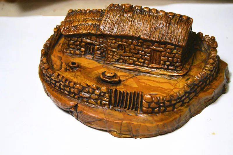 5cm【描述】:松花石制作的雕刻摆件,以圆雕的手法展现七八十年代农舍