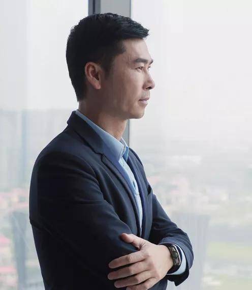 何享健育有二女一子,何剑锋是唯一的儿子,按照传统路径本来应该子承父