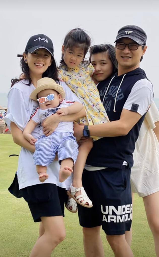 照片中,汪峰,章子怡一家五口抱在一起温馨出镜.
