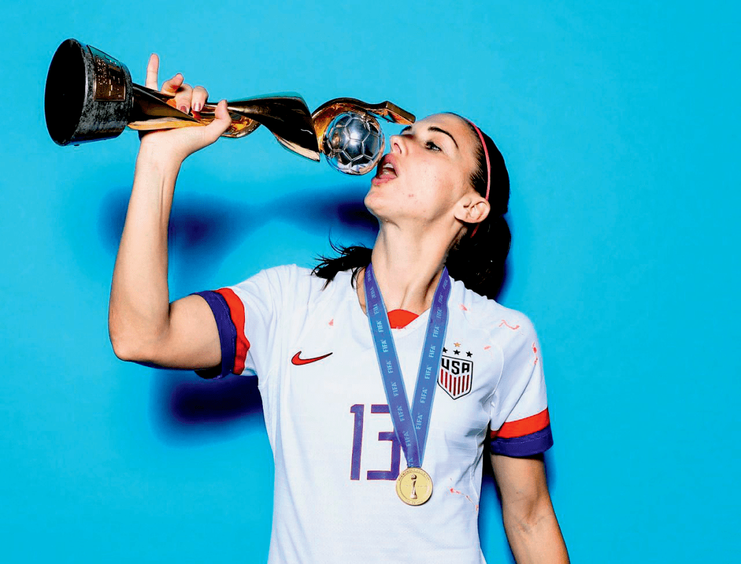 随美国夺得2019女足世界杯冠军后,摩根拿着奖杯再现"喝茶"庆祝,得益于