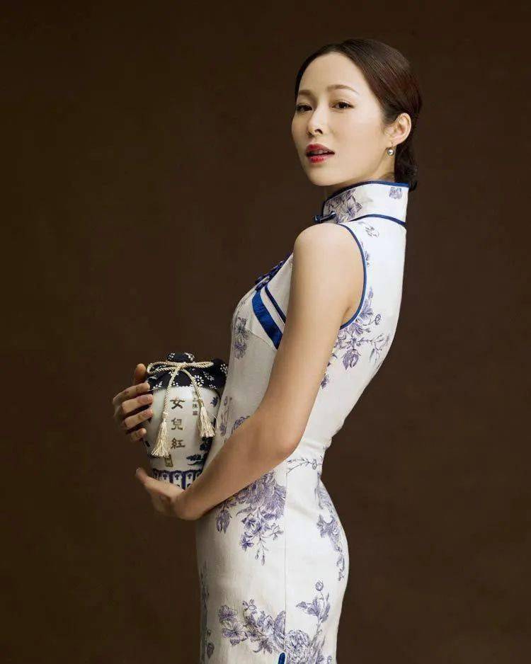 江一燕亲身示范青花瓷旗袍到底有多美