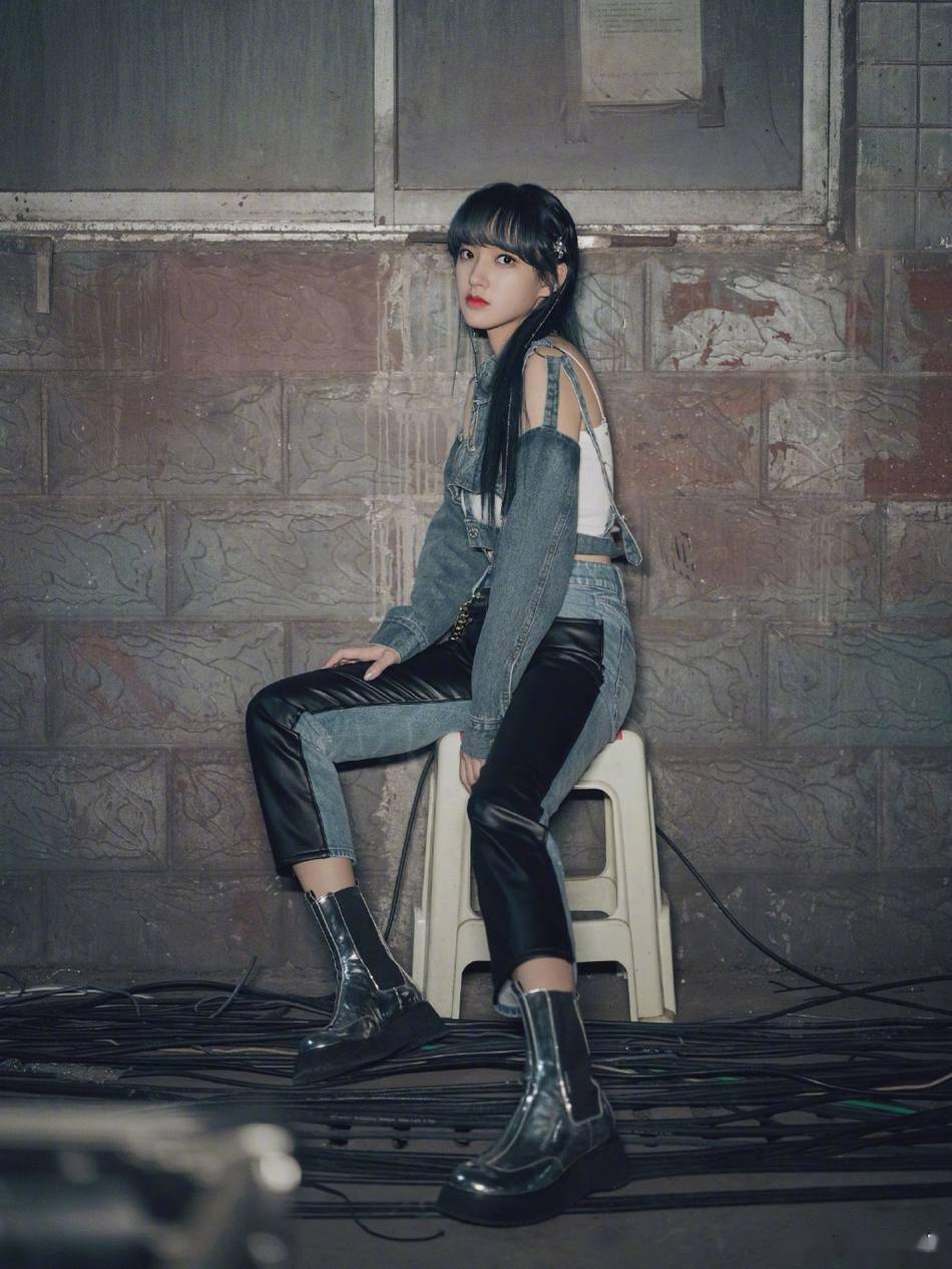 程潇穿镂空牛仔外套配露腰皮裤完美好身材一览无余