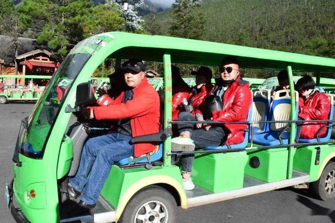 9月28日,丽江样样红旅游服务有限公司电瓶车驾驶员杨佳训驾驶电瓶车