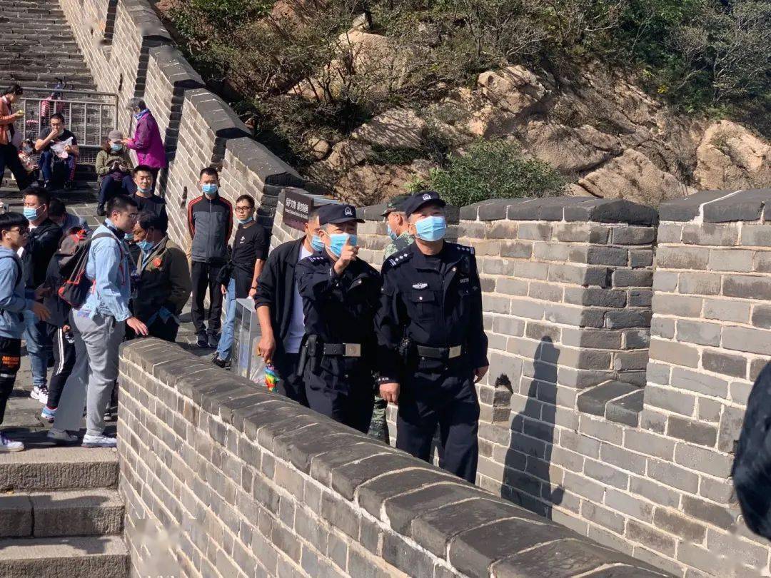 长城上组成一幅迷人的画卷喜气洋洋的人群,飘扬着的五星红旗与漫山的