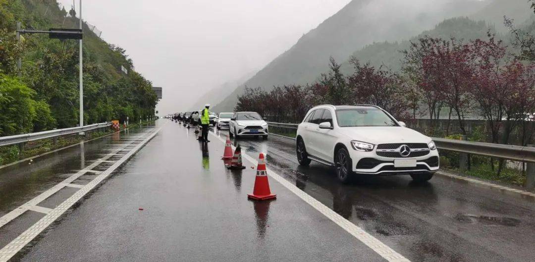 【重要提醒】暴雨致滬蓉高速巫山段摩天嶺隧道出現湧水