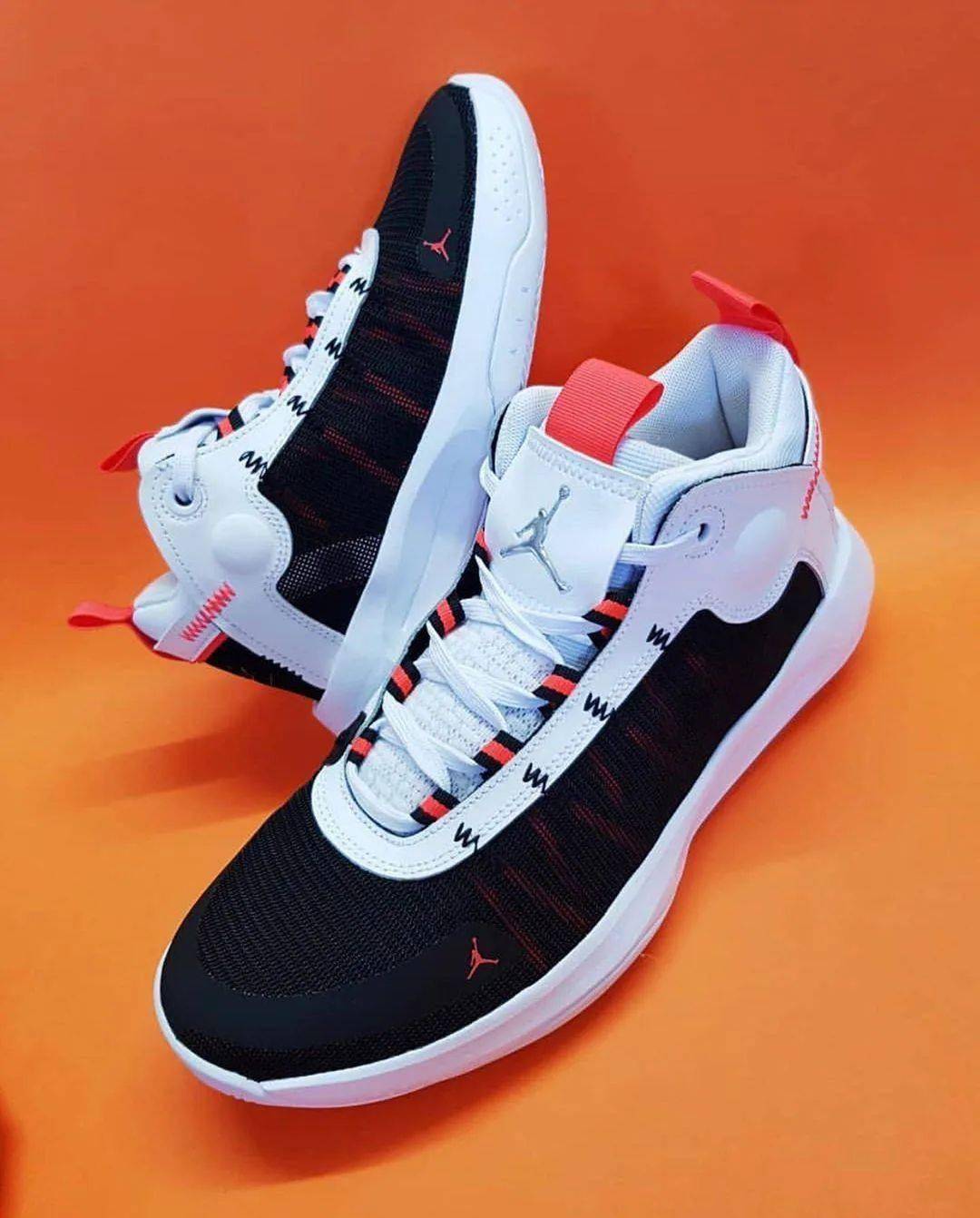 全掌phylon泡棉材质配合前掌面积可观的扇形zoom气垫,为锋线打法的小