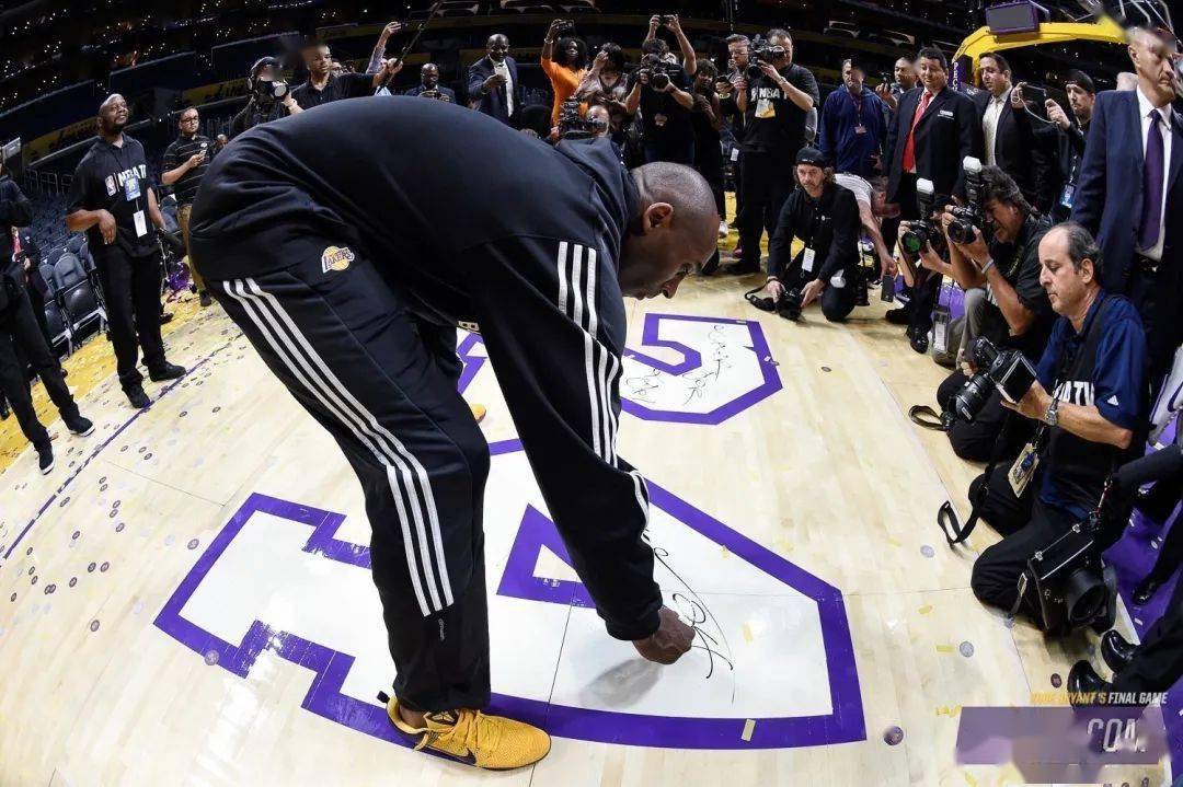 科比退役战签名地板拍出63万美元