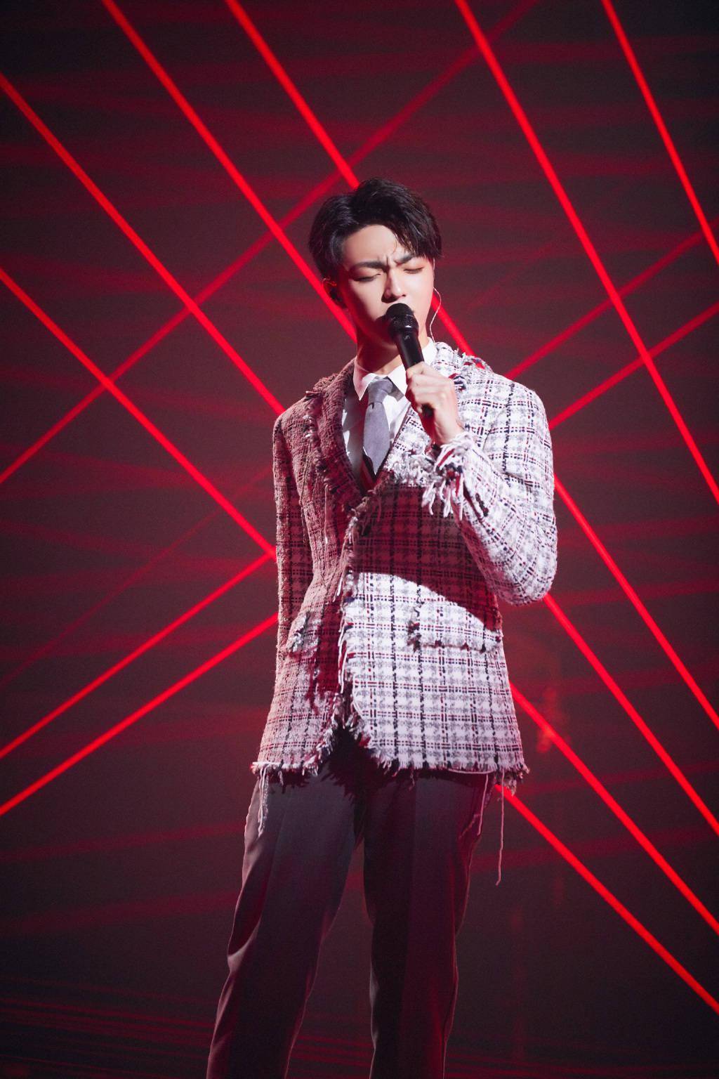 [消息]陈立农海量现场舞台照释出 旋律唱给你听,故事未完待续