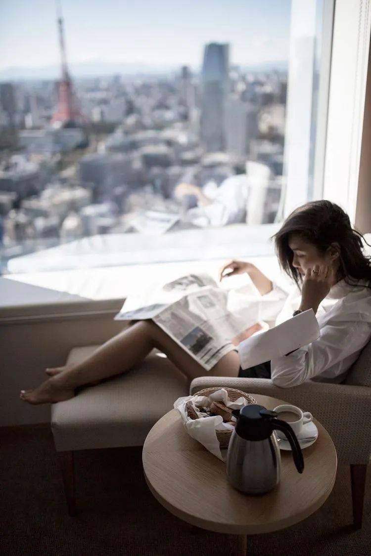 1#借助楼梯or凳子,随意一个大佬坐姿,就把自己的优点完美展现了,肤白