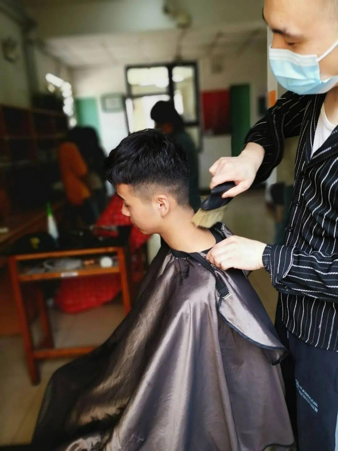 中午休息时,老师还请理发师傅来到学校为学生理发.