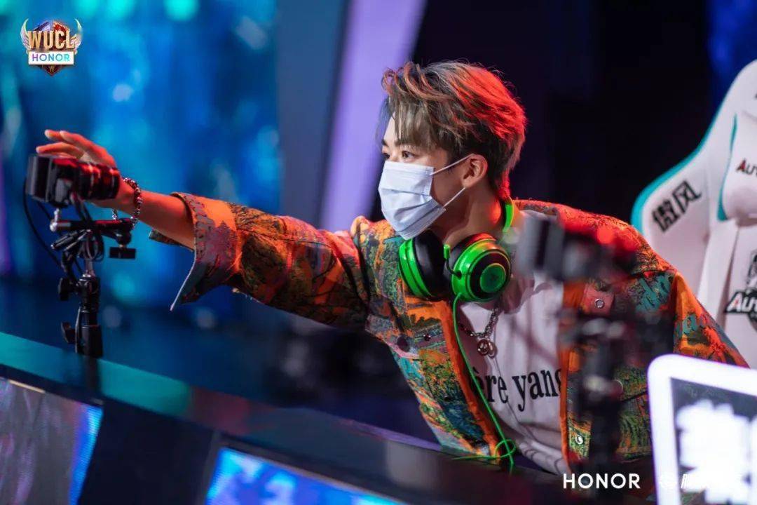 长假宠粉周亲笔签名照vs电竞帅哥风by何洛洛