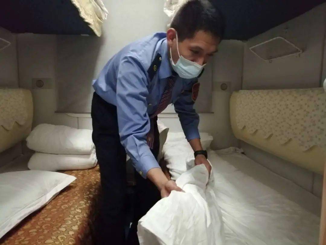 欢度国庆节10月4日,南宁三组值乘k1138次,南昌站下车旅客多,党员列车