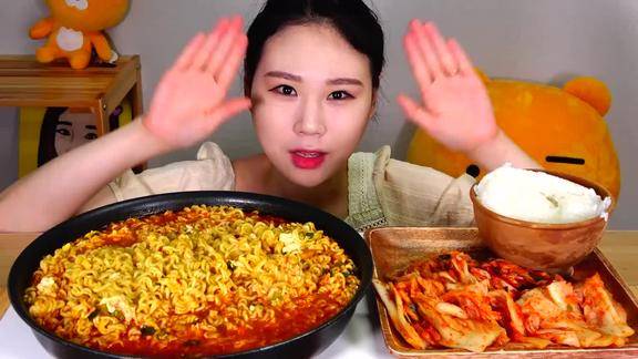 大胃王弗朗西斯卡今天吃美味鸡蛋热拉面蛋包饭章鱼豆腐包饭